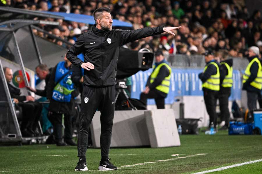 Bostjan Cesar, jako asystent trenera Słowenii, podczas meczu towarzyskiego pomiędzy Słowenią a Portugalią.