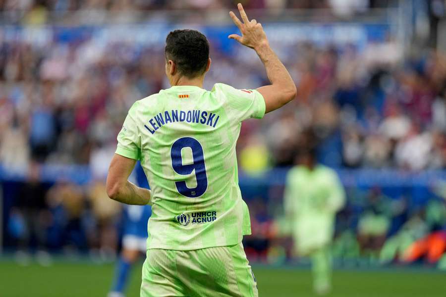 Robert Lewandowski comemora hat-trick contra Alavés