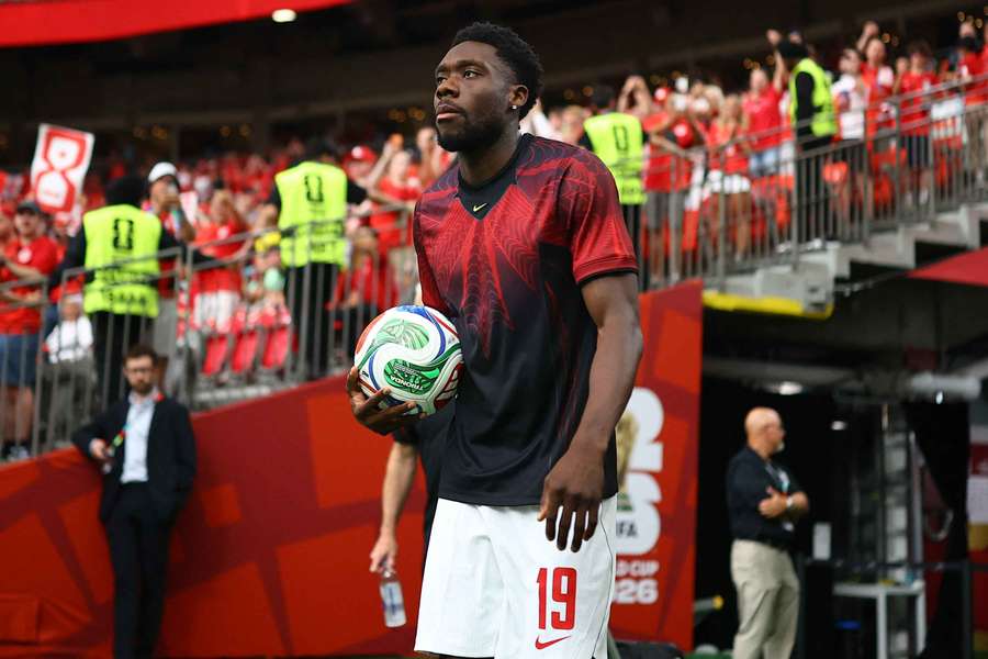 Alphonso Davies, con el balón del Mundial