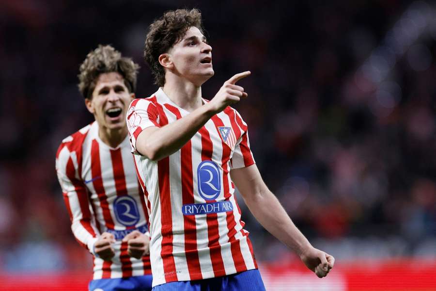 Julián Álvarez celebra su último gol con Giuliano Simeone
