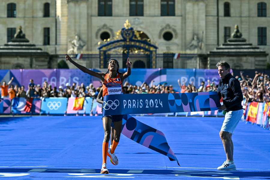 Sifan Hassan sur la ligne d'arrivée.