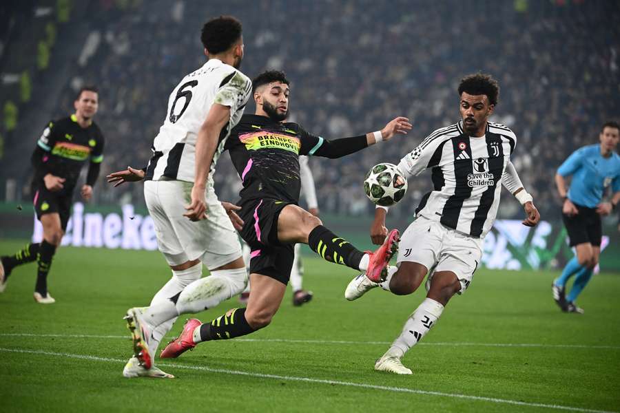 Saibari luchando un balón ante los jugadores de la Juve