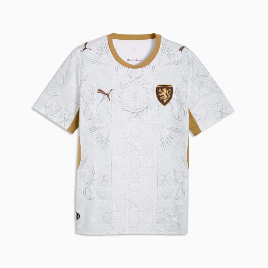 Das Alternativtrikot: Schlichtes Weiß, graue Details und goldene Verzierungen unter den Ärmeln und am Kragen