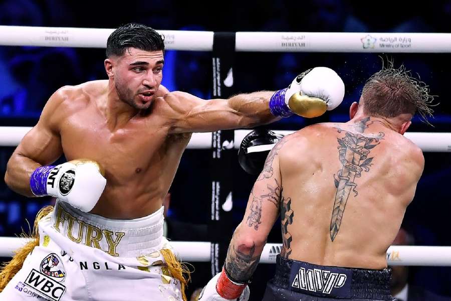 Tommy Fury (L) in actie tegen Jake Paul, februari 2023