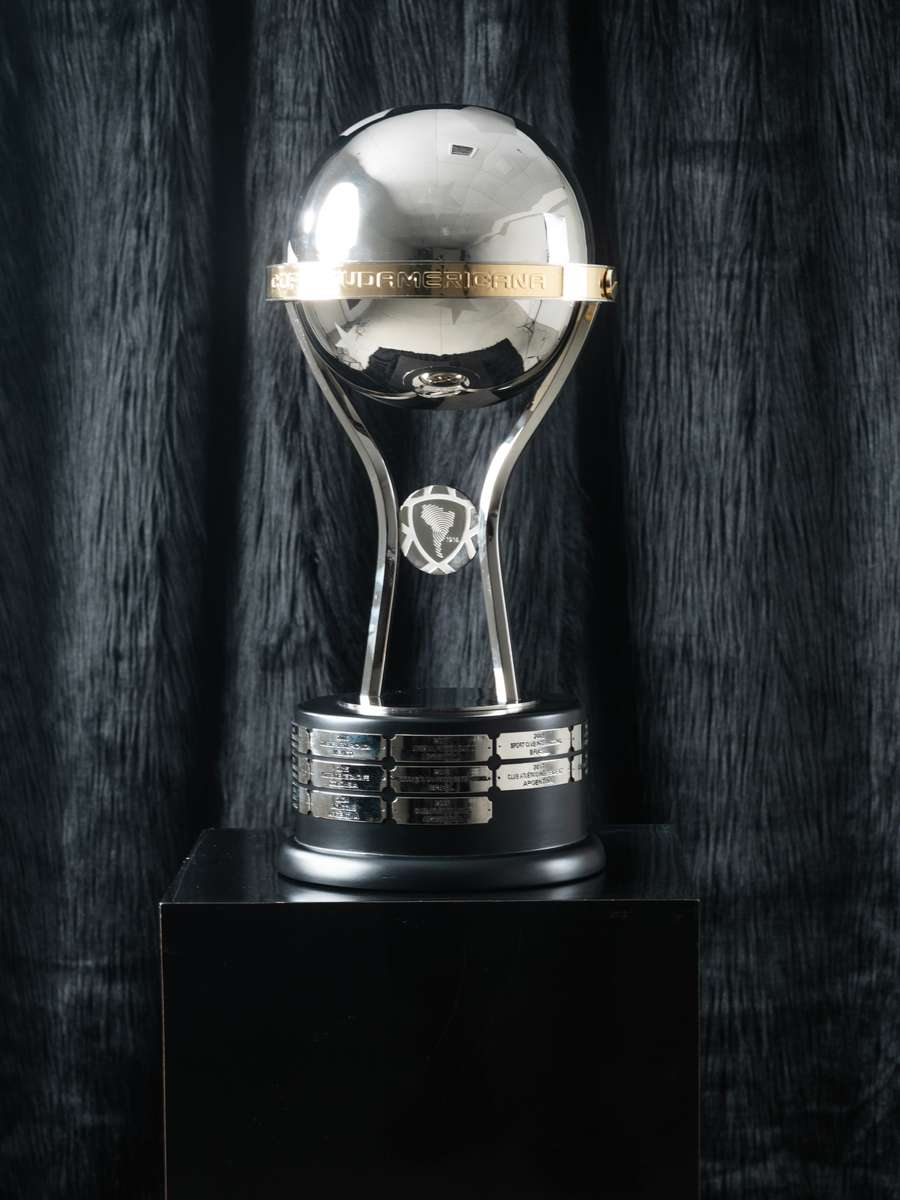 A desejada taça de campeão da Copa Sul-Americana