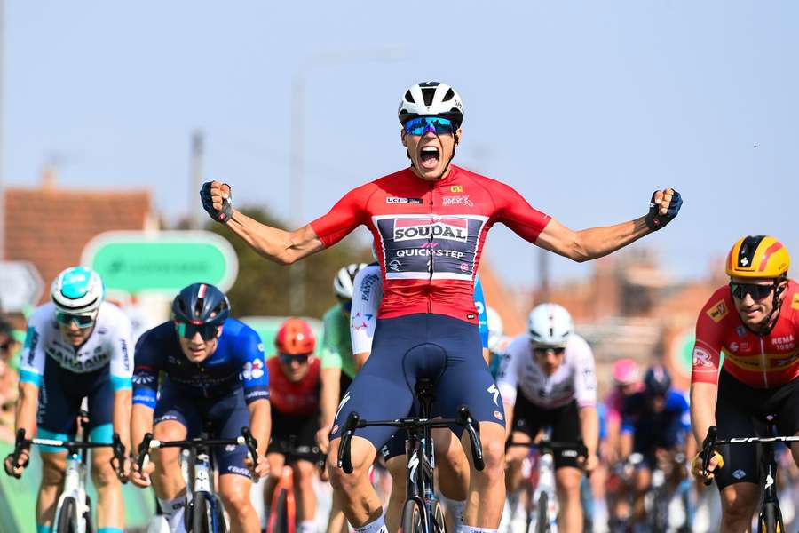 Magnier célébrant sa victoire.