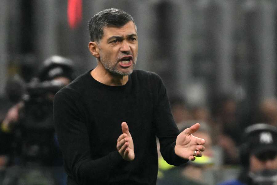 Sergio Conceiçao applaude i suoi durante Milan-Girona