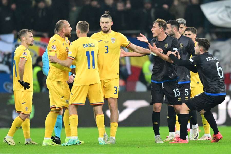 Jogadores de Romênia e Kosovo discutem durante partida da Liga das Nações