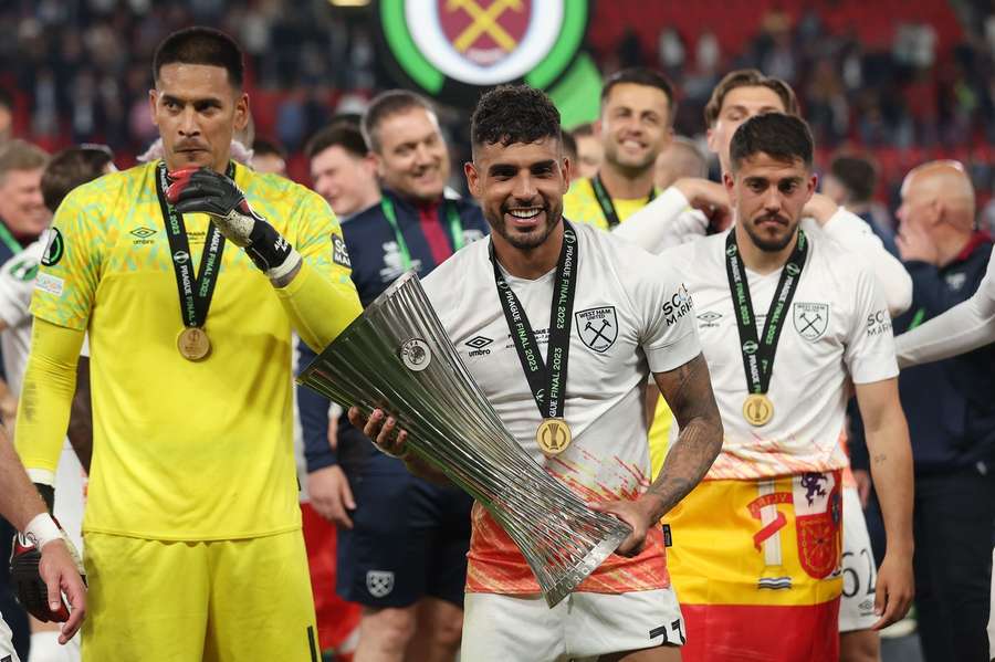 Emerson Palmieri s-a născut în Brazilia și are 28 de ani