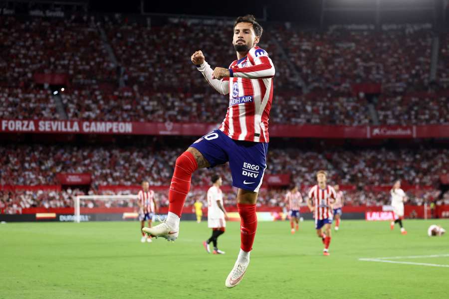 Álex Baena celebra um golo