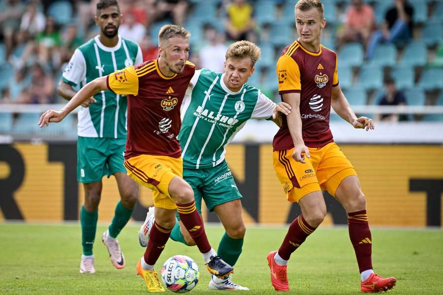 Dominik Hašek (vpravo) zařídil šťastnou trefou výhru Dukly nad Bohemians.