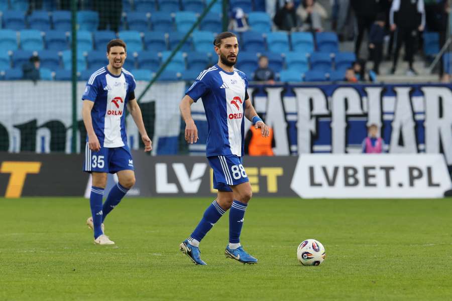 Płock, 10.04.2026. Zawodnicy Wisły Płock Marcin Kamiński (L) i Kyriakos Savvidis (P) podczas meczu Ekstraklasy z Lechią Gdańsk.