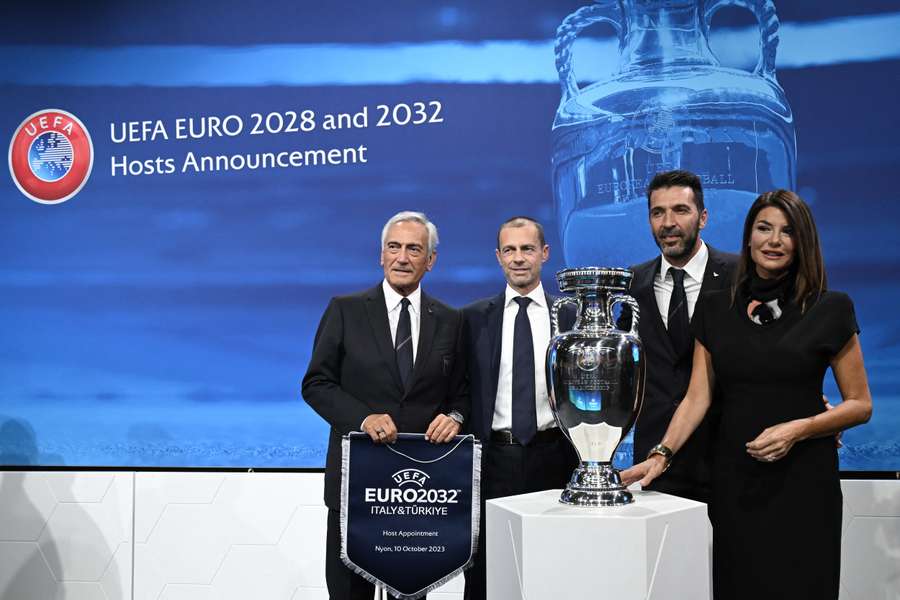 Gabriele Gravina (presidente da Federação Italiana), Aleksander Ceferin (presidente da UEFA), Gianluigi Buffon e a apresentadora Ilaria D'Amico