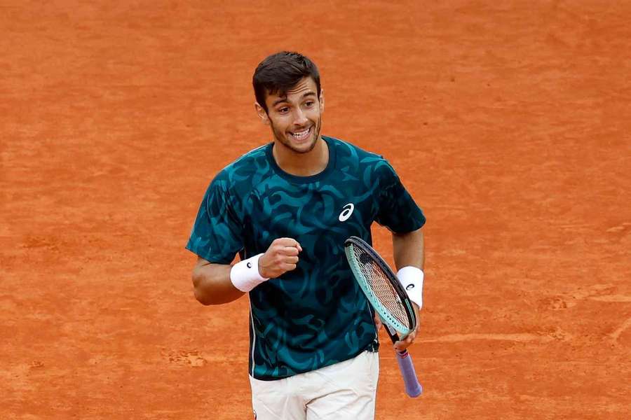 Lorenzo Musetti célébrant sa victoire face à Alex De Minaur, après une demi-finale disputée.