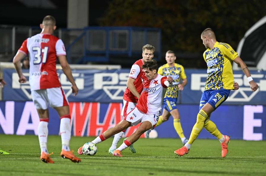 Chytil (u míče) gólem ukončil střelecké trápení Slavie. Chytil (u míče) gólem ukončil střelecké trápení Slavie.