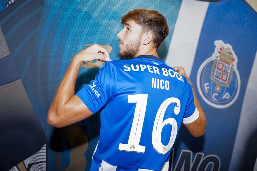 Nico González, con su nueva camiseta