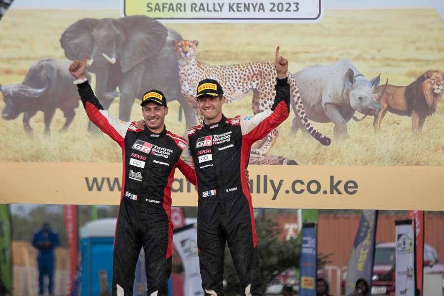 Ogier y su compañero celebran su victoria en Kenia.