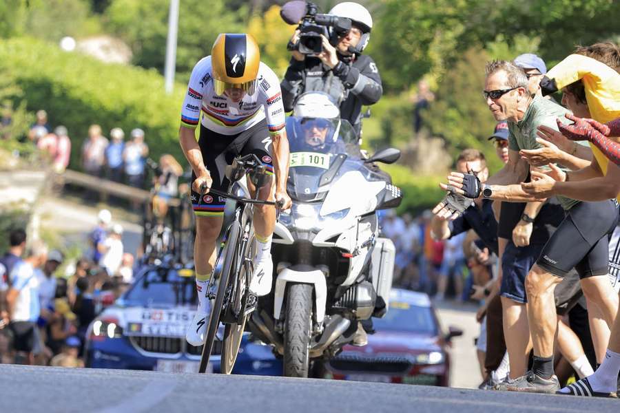 Remco Evenepoel cumpriu os 17,4 quilómetros entre Charmes-sur-Rhône e Saint-Péray em impressionantes 20.50 minutos