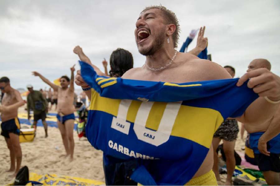Hinchas de Boca celebran la final en la playa de Copacabana, en Río de Janeiro.
