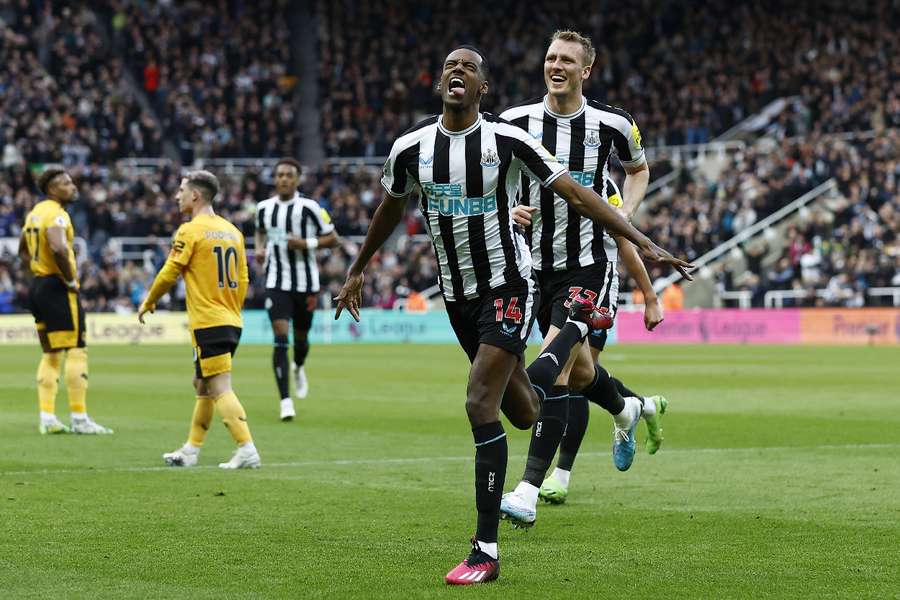 Alexander Isak z Newcastlu United se raduje ze vstřelené branky proti Wolves.