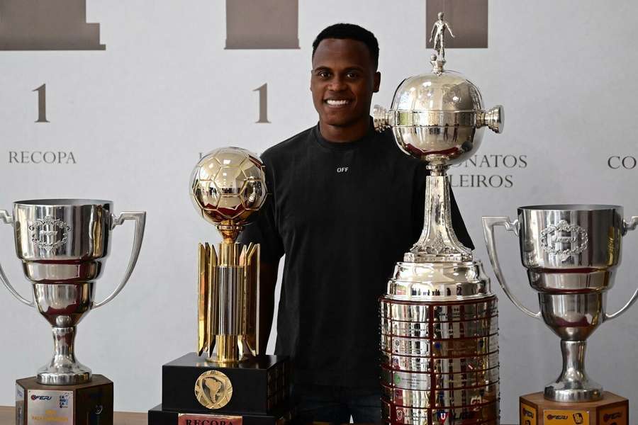 Jhon Arias won the Copa Libertadores and the Recopa Sudamericana with Fluminense in 2023 and 2024, respectively Jhon Arias won the Copa Libertadores and the Recopa Sudamericana with Fluminense in 2023 and 2024, respectively