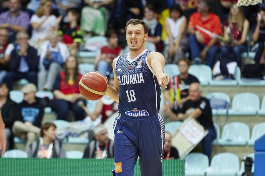 Slovenskí basketbalisti v novembri bez štyroch pivotov a rozohrávača Jonesa