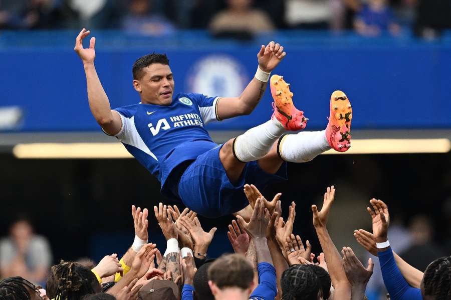 Thiago Silva recebeu belas homenagens em sua última partida pelo Chelsea