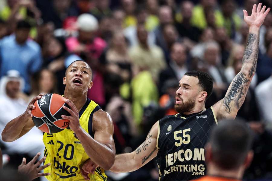 Mike James et Monaco ratent la dernière marche.