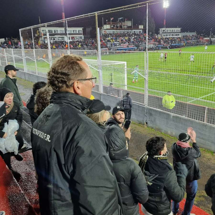 Textor na arquibancada do estádio Presbítero Bartolomé Grella, na Argentina