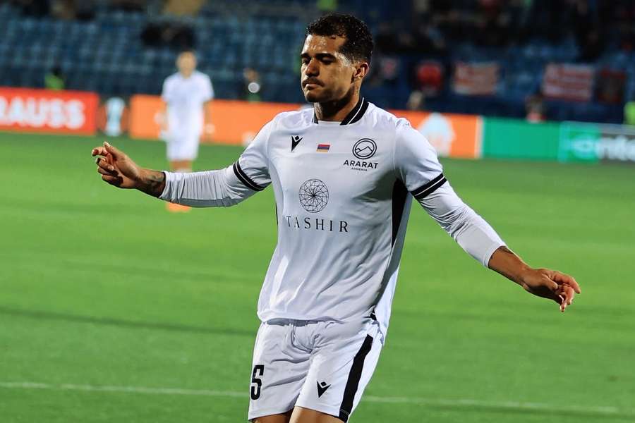 Carlos França em campo pelo Ararat-Armenia na Liga Europa Carlos França em campo pelo Ararat-Armenia na Liga Europa