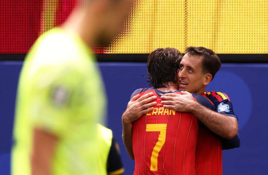 Spaniens Doppelpacker Oyarzabal feiert den Achtelfinal-Einzug Spaniens Doppelpacker Oyarzabal feiert den Achtelfinal-Einzug