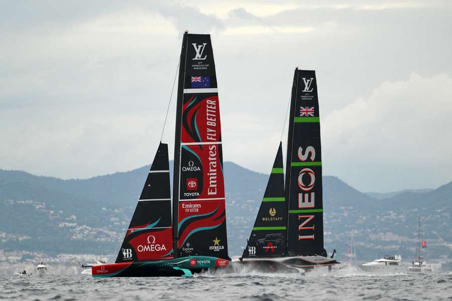 El Team New Zealand y el Ineos, en la costa de Barcelona