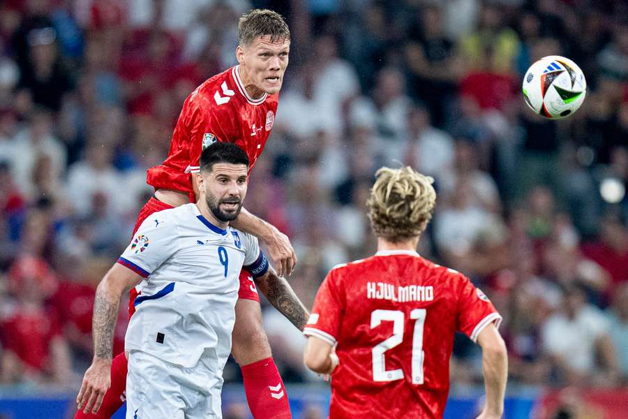 Jannik Vestergaard var involveret i et hav af hovedstødsdueller i tirsdagens serbiske opgør.