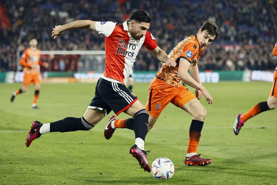 Alireza Jahanbakhsh van Feyenoord in duel met Josh Flint van FC Volendam