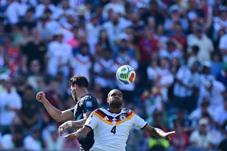 Rüdiger, zagueiro alemão, disputa bola em jogo da Copa contra Paraguai Rüdiger, zagueiro alemão, disputa bola em jogo da Copa contra Paraguai