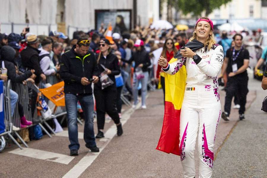 Sarah Bovy durant la parade des pilotes ce vendredi au Mans.