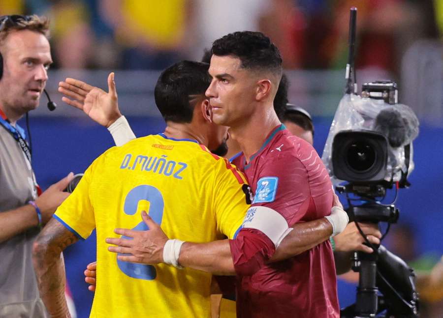 Munoz beim Abklatschen mit Cristiano Ronaldo Munoz beim Abklatschen mit Cristiano Ronaldo
