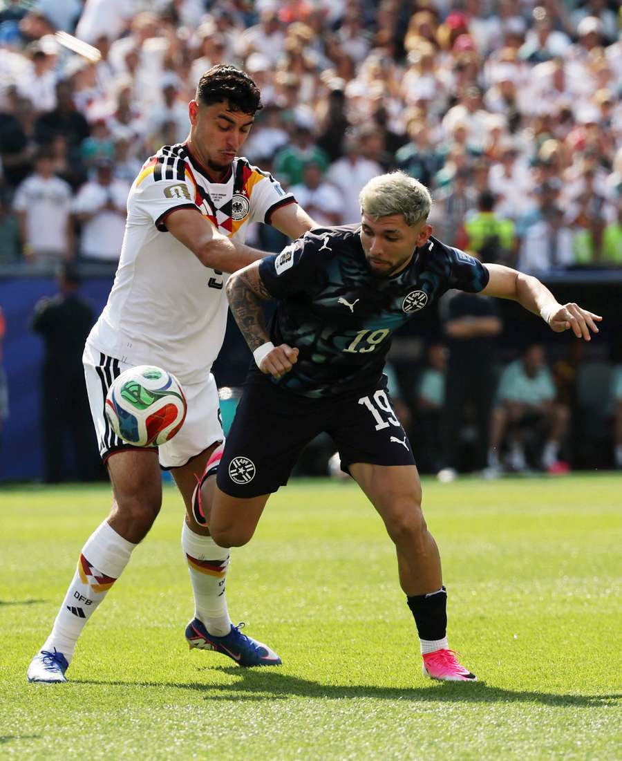 Pavlovic (l.) im Zweikampf mit Enciso Pavlovic (l.) im Zweikampf mit Enciso