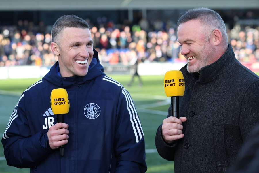 El entrenador del Macclesfield, John Rooney, concede una entrevista a su hermano, Wayne Rooney 