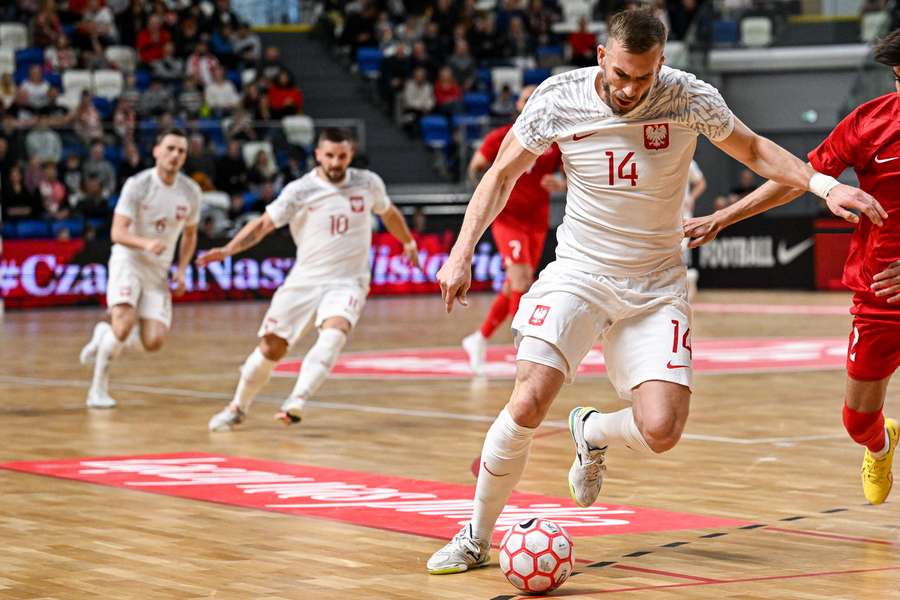 Zawodnik reprezentacji Polski Michał Marek (P) podczas meczu mistrzostw Europy w futsalu z Turcją w Mielcu