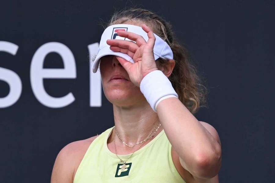 Laura Siegemund verdeckt sich die Augen.
