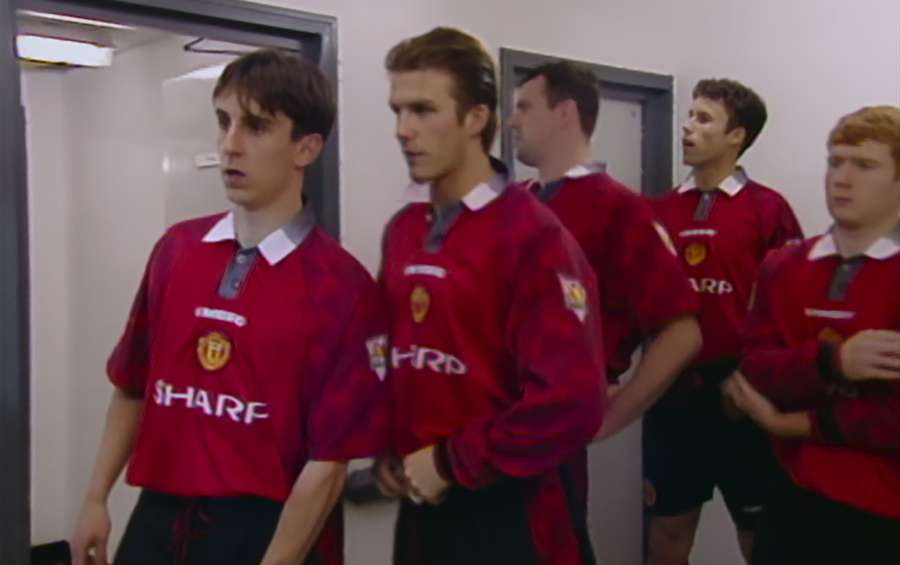 Neville, Beckham, Scholes e o time do United campeão europeu de 1999