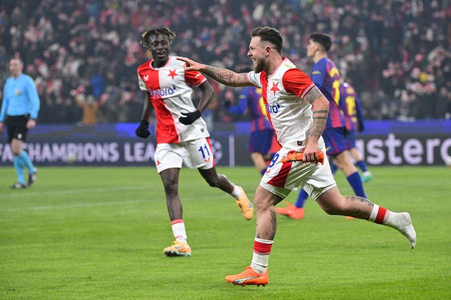 Kušej slaví úvodní gól utkání. Kušej slaví úvodní gól utkání.