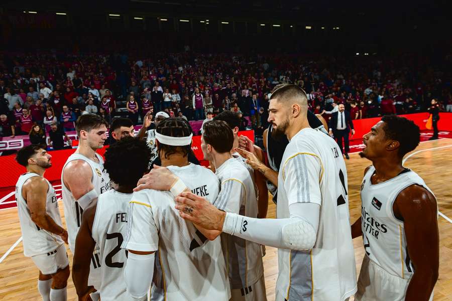 Los jugadores del Madrid celebran su victoria ante el Hiopos Lleida