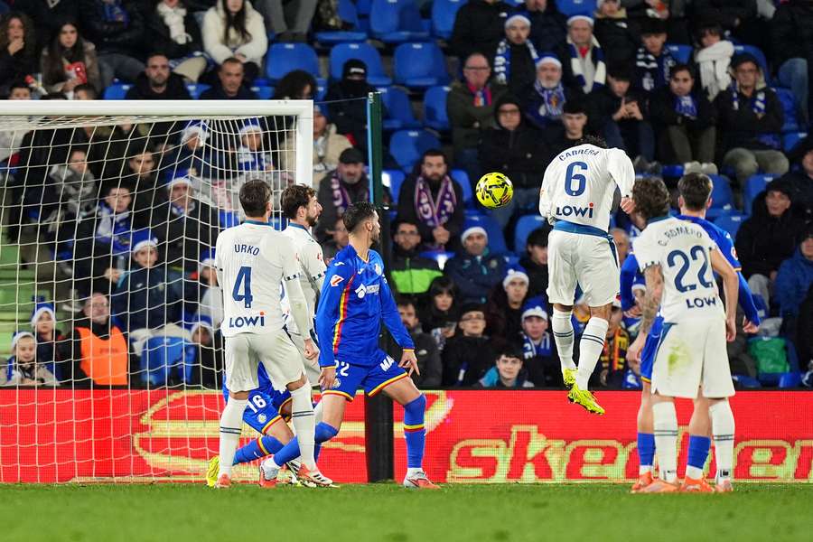 Cabrera, rematando a puerta Cabrera, rematando a puerta