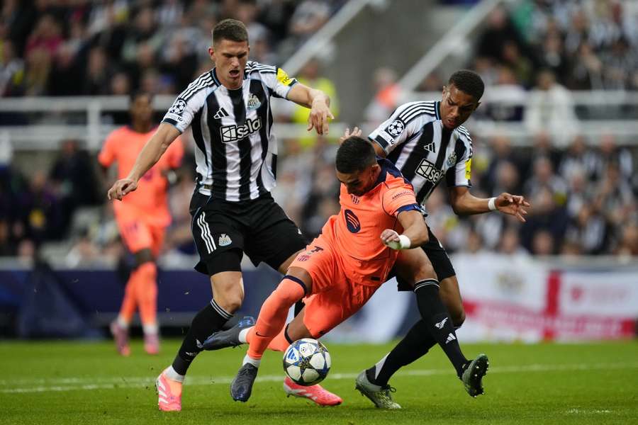 Lance del Newcastle-Barcelona de la fase liga