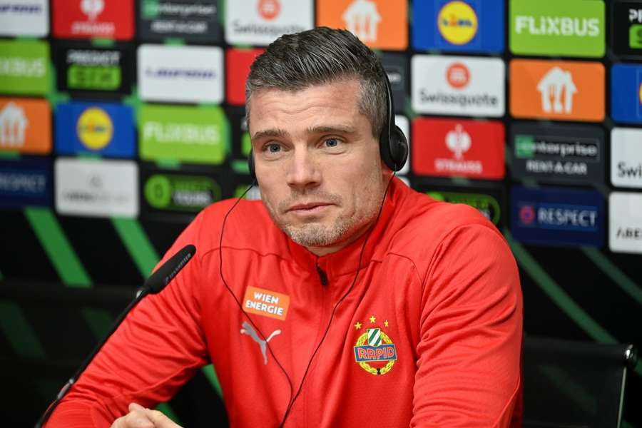 Robert Klauß auf der Pressekonferenz vor dem Spiel.