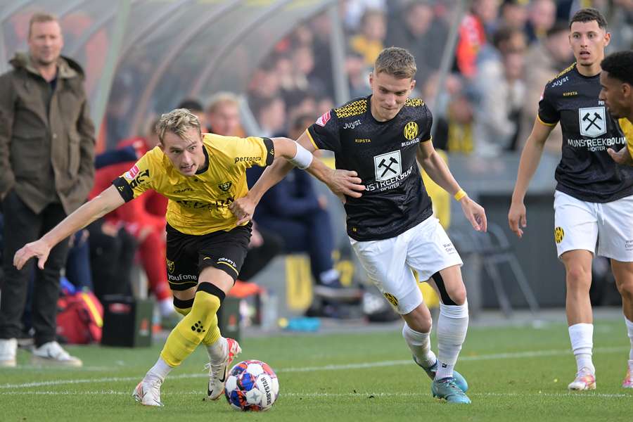 Magnus Kaastrup van VVV-Venlo in duel met Teun Bijleveld van Roda JC Kerkrade