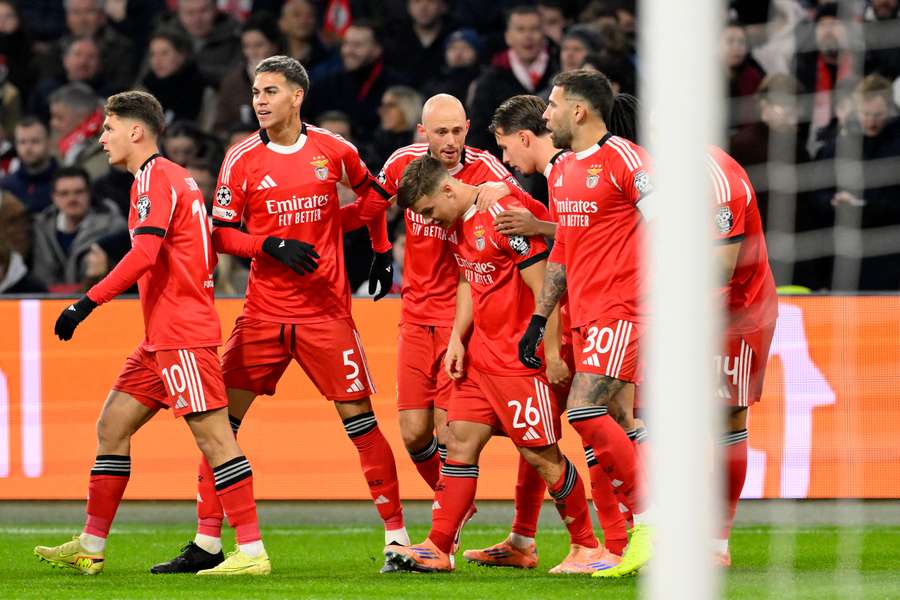 Equipa festeja o golo de Dahl