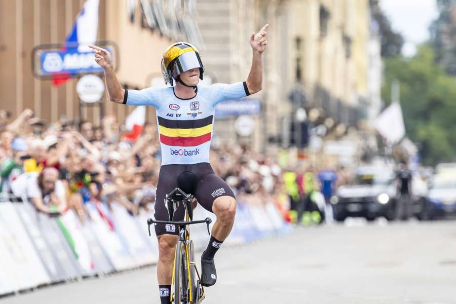 Belg Remco Evenepoel obronił tytuł w "czasówce", Filip Maciejuk na 28. miejscu